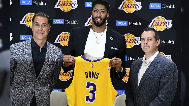 Bintang Los Angeles Lakers, Anthony Davis, mengalami cedera namun untungnya tidak serius. Copyright: © Kevork Djansezian/Getty Images