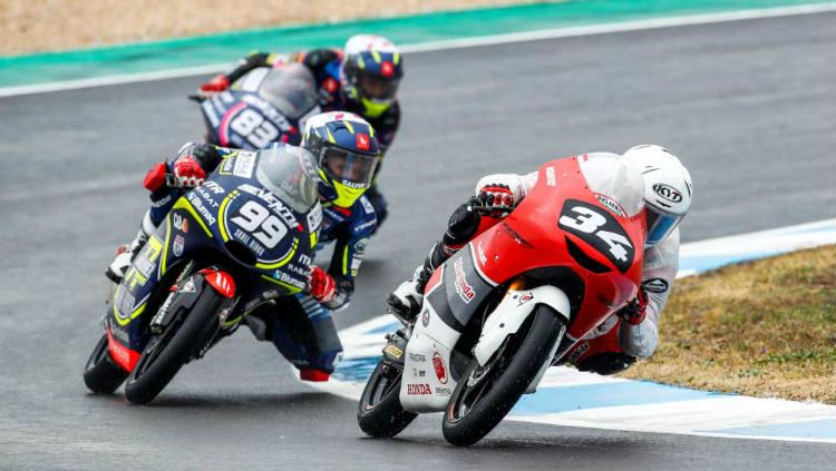Dua pembalap asal Indonesia yaitu Mario Suryo Aji dan Dimas Ekky Pratama akan unjuk gigi di FIM CEV Moto2 dan Moto3 Catalunya 2021. Copyright: © motovaganza.com
