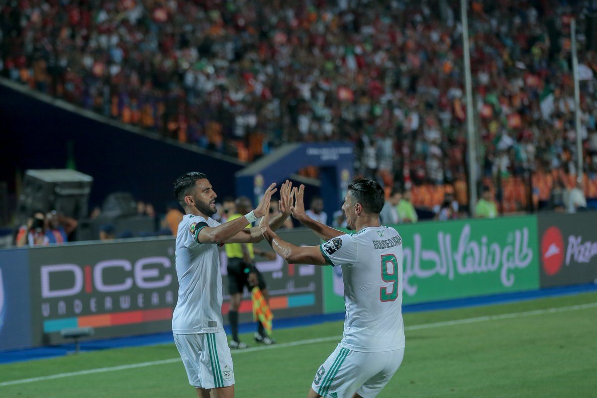 Selebrasi Riyad Mahrez usai membawa Aljazair unggul atas Nigeria di semifinal Piala Afrika 2019 (15/07/19) Copyright: &copy; Twitter/@caf_online_FR