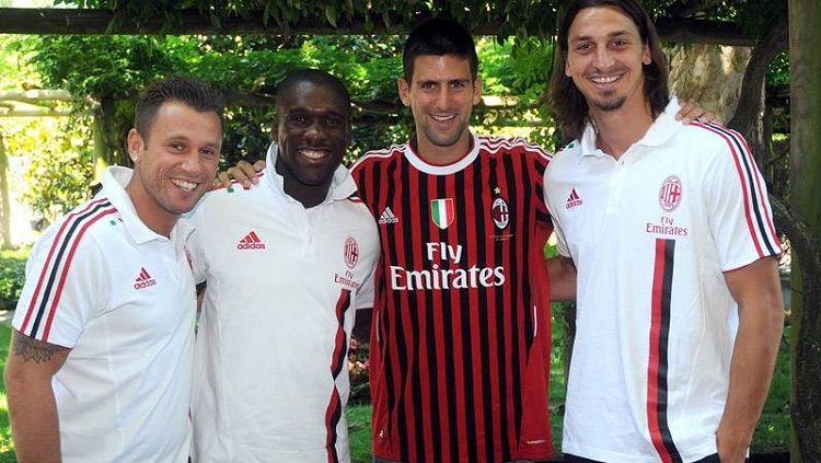 Novak Djokovic (dua dari kanan) berfoto bersama bintang-bintang AC Milan. Copyright: © Sportskeeda