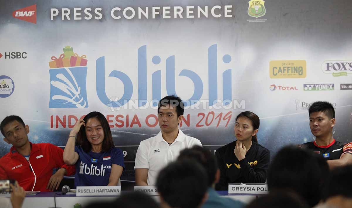 Fajar Alfian, Ruselli Hartawan, Hendra Setiawan, Greysia Polii, dan Praven Jordan pada sesi jumpa pers top atlet nasional jelang Indonesia Open 2019, di Media Center Istora Senayan, Senin (15/07/19). Foto: Herry Ibrahim/INDOSPORT Copyright: © Herry Ibrahim/INDOSPORT