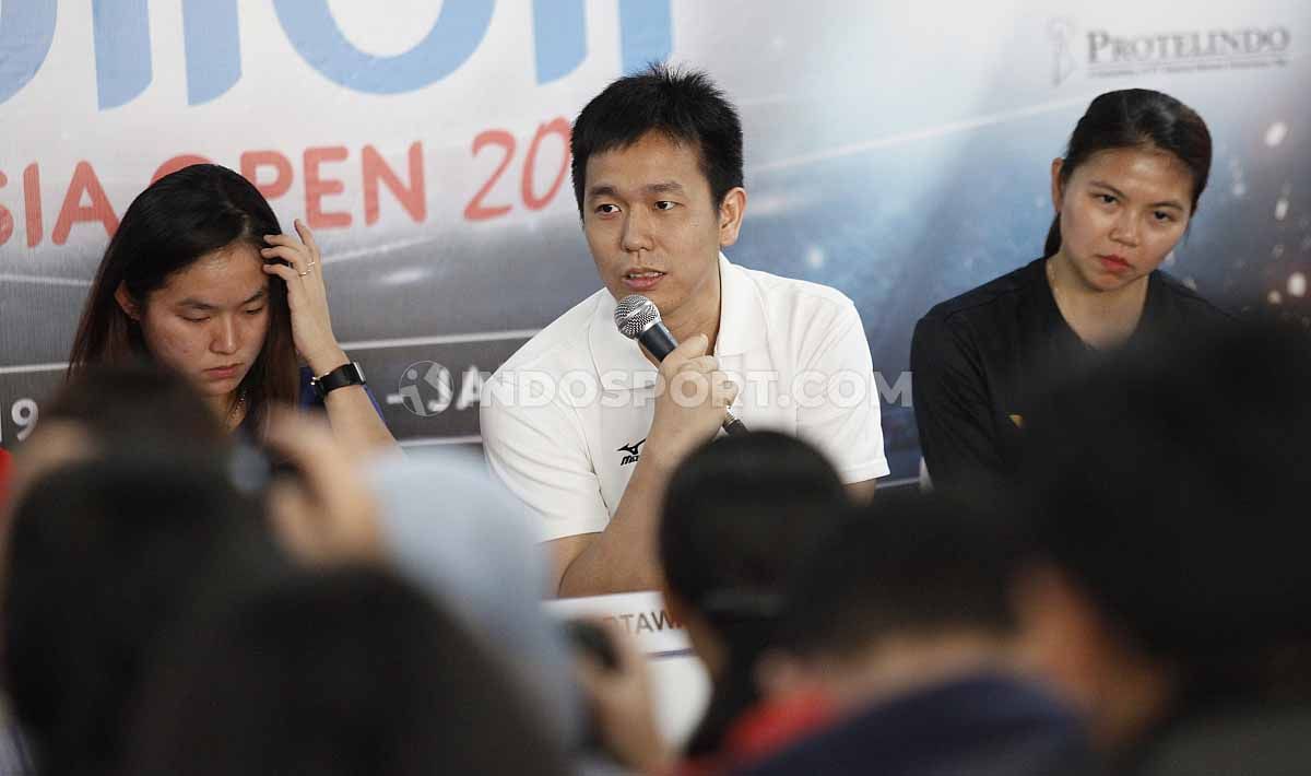 Ruselli Hartawan, Hendra Setiawan dan Greysia Polii pada sesi jumpa pers top atlet nasional jelang Indonesia Open 2019, di Media Center Istora Senayan, Senin (15/07/19). Foto: Herry Ibrahim/INDOSPORT Copyright: © Herry Ibrahim/INDOSPORT