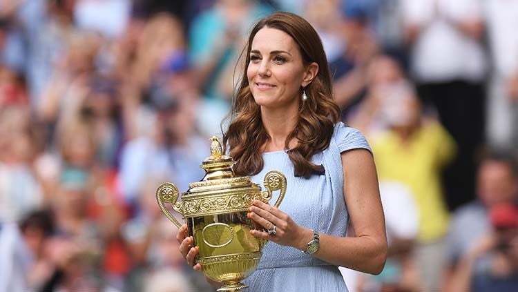 Kate Middleton saat membawa trofi Wimbledon untuk Novak Djokovic pada tahun 2019. Copyright: © Laurence Griffiths/Getty Images