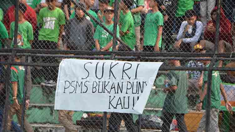 Spanduk-spanduk penolakan pengklaiman atas hak cipta nama dan logo PSMS Medan yang terpasang di tribun Stadion Teladan Medan. Copyright: © Aldi Aulia Anwar/INDOSPORT