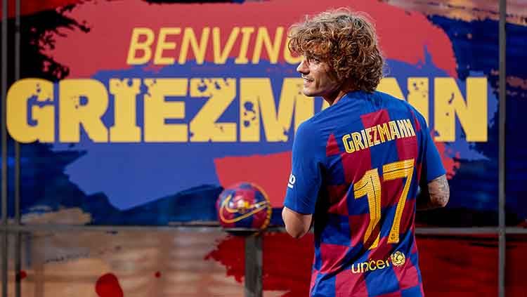 Antoine Griezmann resmi mengenakan jersey nomor punggung saat diperkenalkan di Camp Nou. Copyright: © Adria Puig/Anadolu Agency/Getty Images