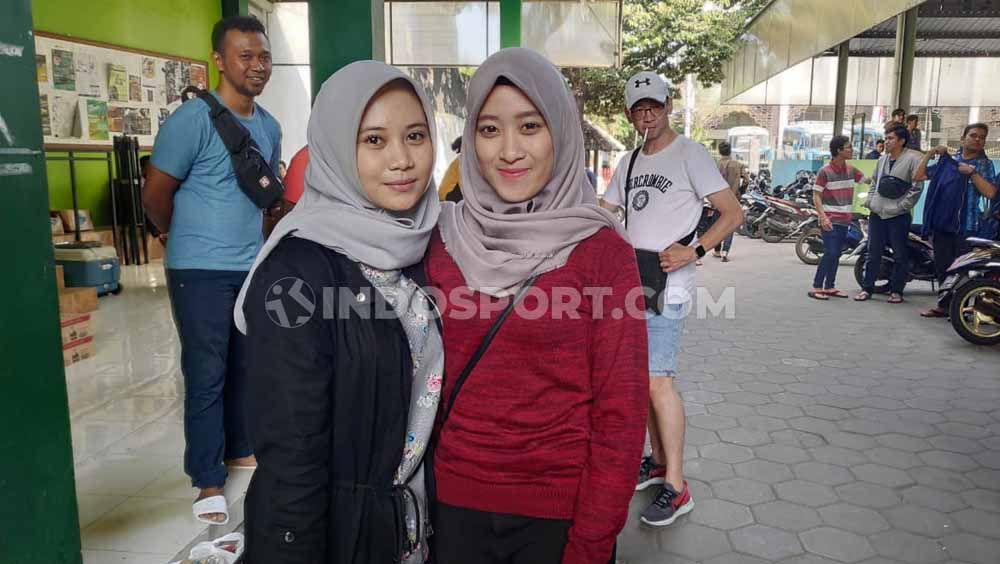 Destya (merah) bersama dengan Primadita, anak UGM futsal sekaligus fans Timnas Futsal Indonesia. Foto: Cosmas Bayu Agung Sadhewo/INDOSPORT Copyright: © Cosmas Bayu Agung Sadhewo/INDOSPORT