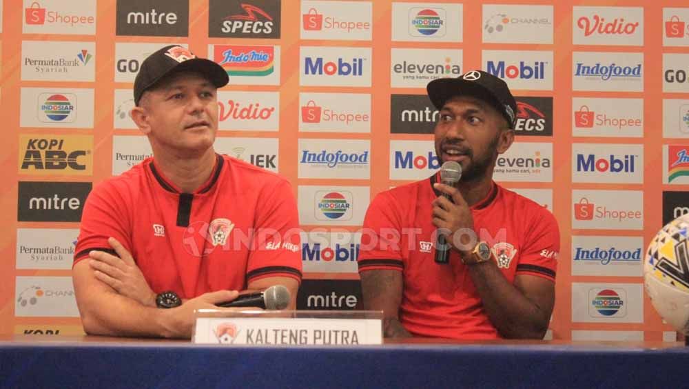 Striker Kalteng Putra, Patrich Wanggai (kanan) dan pelatihnya Gomes de Oliveira saat konferensi pers Senin (15/07/2019). Foto: Arif Rahman/INDOSPORT Copyright: © Arif Rahman/INDOSPORT