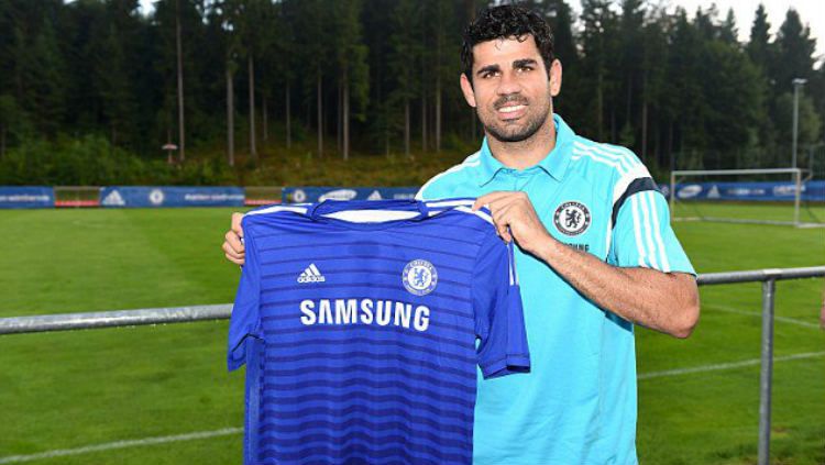 Diego Costa saat resmi menjadi pemain anyar Chelsea pada 16 Juli 2014 silam. Copyright: © Twitter.com/@chelseafc