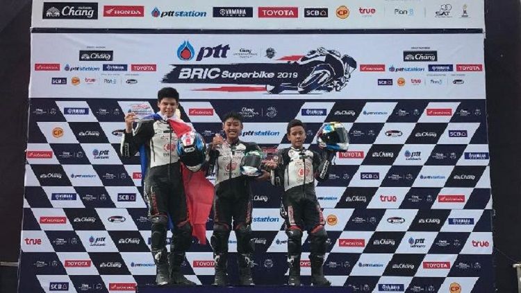 Dua pembalap Indonesia binaan Astra Honda Motor (AHM), Azryan Dheyo Wahyumaniadi dan Herlian Dandi, sukses naik podium di seri 3 Thailand Talent Cup 2019. Copyright: © AHM