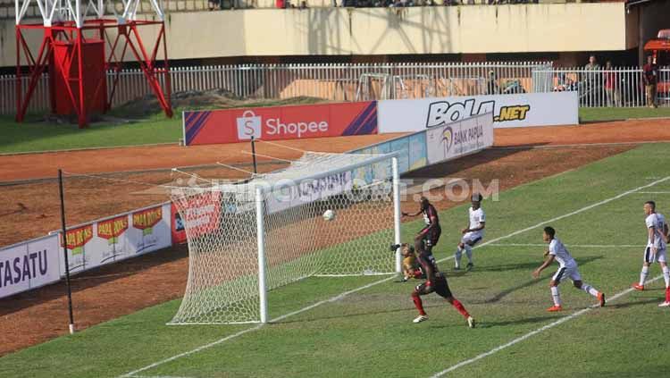 Sang Kapten, Boaz Solossa saat menciptakan gol ke gawang Madura United. Foto: Sudjarwo/INDOSPORT Copyright: © Sudjarwo/INDOSPORT