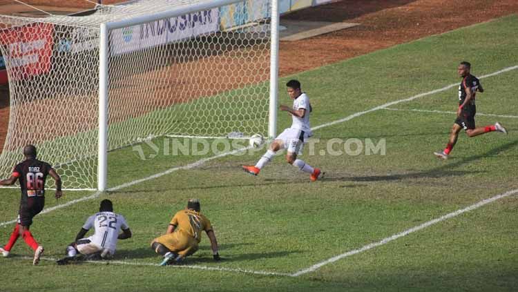 Boaz Solossa jadi satu-satunya pemain yang mencetak gol di laga Persipura Jayapura vs Madura United. Copyright: © Sudjarwo/INDOSPORT