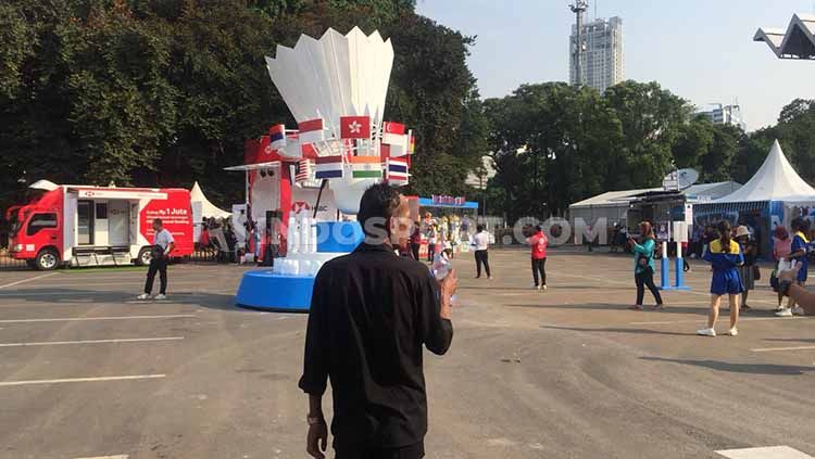 Ada sejumlah tiket yang mencari rezeki di sekitaran venue Indonesia Open 2019. Copyright: © Petrus Manus Da'Yerimon/INDOSPORT