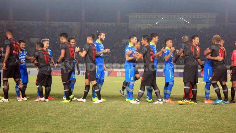 Pemain Persib Bandung dan Kalteng Putra bersalaman sebelum pertandingan di Stadion Si Jalak Harupat, Kabupaten Bandung, Selasa (16/07/2019) Copyright: © Arif Rahman/INDOSPORT