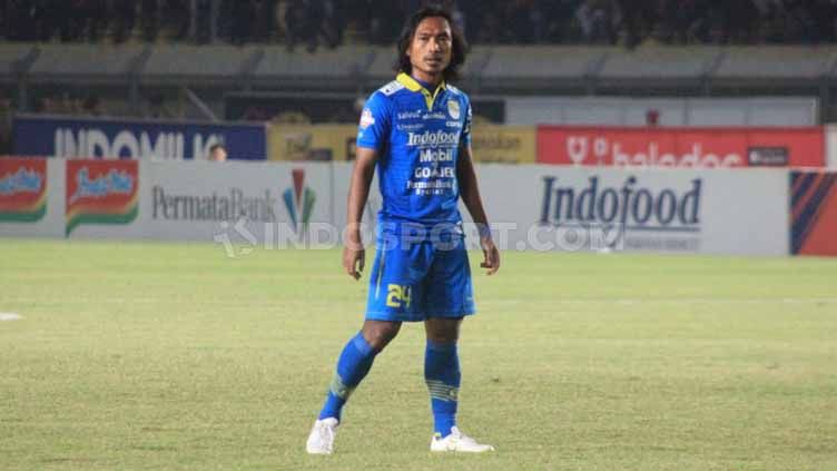 Hariono hampir saja gagal mendapatkan gol penalti penutupnya di Persib Bandung lewat titik penalti kala menjamu PSM Makassar, Minggu (22/12/19). Copyright: © Arif Rahman/INDOSPORT