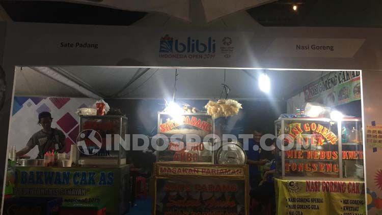Aneka makanan di kawasan Istora Senayan, Jakarta, bisa jadi 'teman' bagi para penonton yang hadir di Blibli Indonesia Open 2019. Copyright: &copy; Petrus Manus da Yerrimon/INDOSPORT