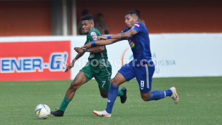 Dua pemain berduel di laga PSS Sleman vs PSIS Semarang, Rabu (07/07/2019). Copyright: © Ronald Seger Prabowo/INDOSPORT