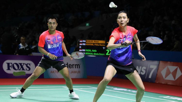 Hafiz Faizal/Gloria Emanuelle Widjaja meraih kemenangan atas wakil Inggris, Chris Adcock/Gabriel Adcock di babak kedua Hong Kong Open 2019 hari ini, Kamis (14/11/19). Copyright: © Humas PP PBSI
