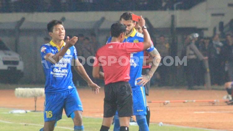 Wasit memberikan kartu merah kepada bek Persib Bandung, Bojan Malisic setelah mendapat kartu kuning kedua, saat menghadapi Kalteng Putra di Stadion Si Jalak Harupat, Selasa (16/7/19). Copyright: © Arif Rahman/INDOSPORT