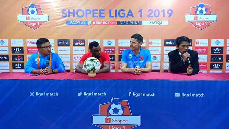Guy Junior dan Darije Kalezic menghadiri konferensi pers pasca laga PSM Makassar vs Persebaya Surabaya yang berakhir kemenangan 2-1. Copyright: © Adriyan Adirizky/INDOSPORT