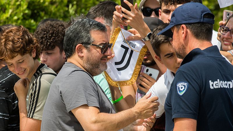 Mino Raiola disambut bak pahlawan oleh pendukung Juventus Copyright: © Mauro Ujetto/NurPhoto via Getty Images