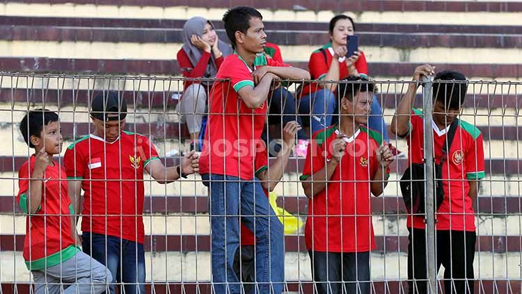 Beberapa Suporter Timnas Indonesia yang datang ke Stadion Gelora Delta, Sidoarjo, Kamis (18/07/19). Foto: Fitra Herdian/INDOSPORT Copyright: © Fitra Herdian/INDOSPORT