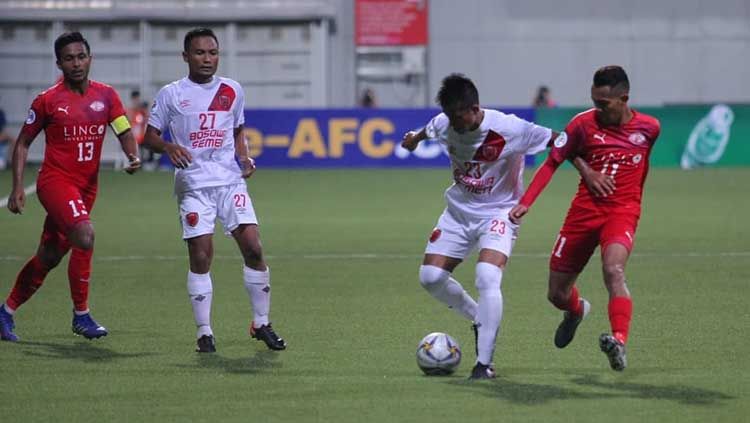 Pemain PSM Makassar, Bayu Gatra pada laga saat melawan Home United. Copyright: © Official PSM Makassar