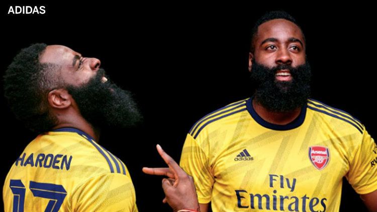 Pemain NBA, James Harden saat menjadi model jersey anyar Arsenal. Copyright: © Arsenal