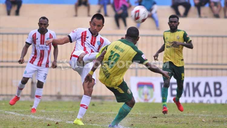 Aksi pemain PSBS saat menyapu serangan Octavianus Maniani. Foto: Ian Setiawan/INDOSPORT Copyright: © Ian Setiawan/INDOSPORT