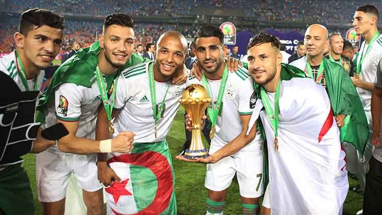 Riyad Mahrez (kedua dari kanan), Yacine Brahimi (ketiga dari kiri) dan rekannya sukse rebut gelar juara Piala Afrika 2019. Copyright: © Omar Zoheiry/picture alliance via Getty Images