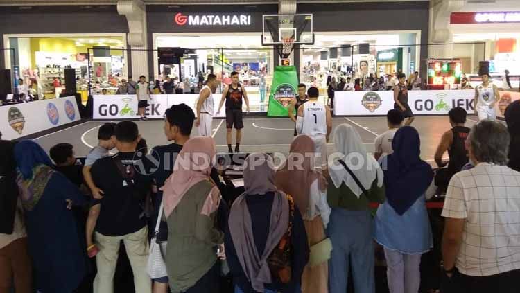 Keramaian para penonton menyaksikan pertandingan kategori tim ibl di Ibl Gojek 3x3 seri Yogyakarta, Sabtu (20/07/19) di Jogja City Mall. Copyright: © Arif Budi Setyanto/INDOSPORT