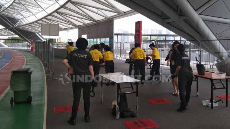Para wartawan mendapat pemeriksaan berlapis untuk masuk ke National Stadium, Singapura, 5 jam menjelang kick off pertandingan ICC 2019 antara Manchester United vs Inter Milan. Copyright: © Theresia R. Simanjuntak/INDOSPORT