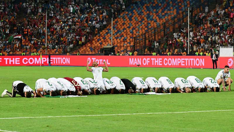 Pemain Aljazair melakukan selebrasi sujud syukur pasca memastikan diri juara Piala Afrika 2019 Copyright: © GIUSEPPE CACACE/AFP/Getty Images