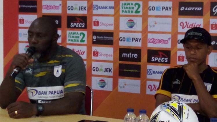 Pelatih Persipura Jayapura,  Jacksen F. Tiago (kiri) bersama Yohanis Tjoe saat konferensi pers Copyright: © Media Officer Persipura
