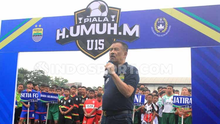 Umuh Muchtar langsung ambil sikap usai aksi demonstrasi damai Bobotoh di Grha Persib (10/8/19). Copyright: © Arif Rahman/INDOSPORT