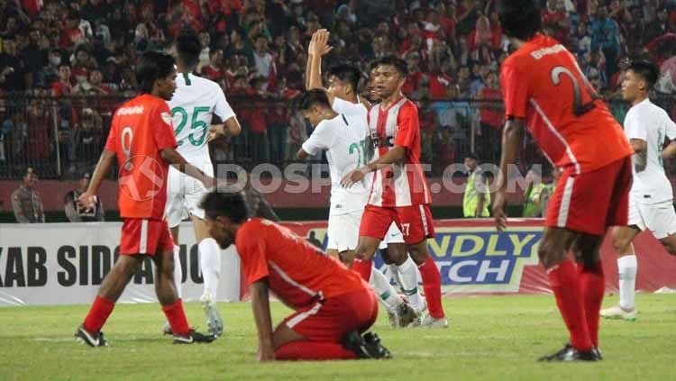 Brylian Aldama tak melakukan selebrasi usai mencetak gol ke gawang Deltras Sidoarjo, pada pertandingan uji coba kedua di Stadion Gelora Delta, Sidoarjo. Copyright: © Fitra Herdian/INDOSPORT