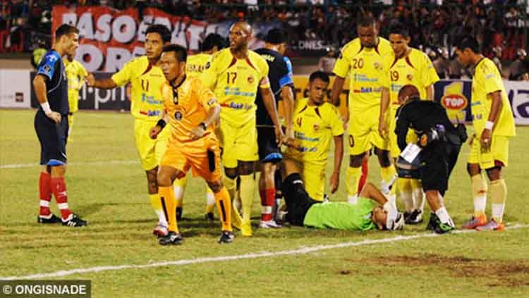 Momen saat Sriwijaya FC tampil di final Piala Indonesia 2010 melawan Arema Indonesia. Copyright: © Ongisnade
