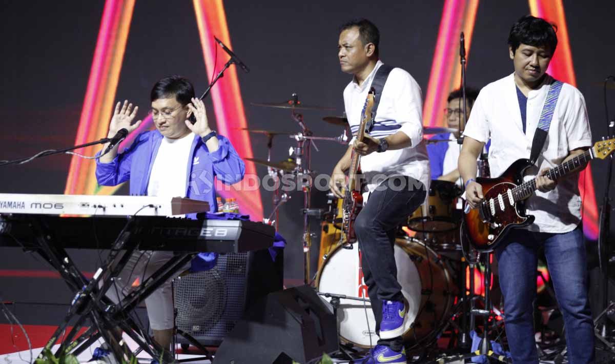 Grup musik legendaris Kahitna tampil jelang babak final Indonesia Open 2019 di Istora Senayan, Minggu (21/07/19). Foto: Herry Ibrahim/INDOSPORT Copyright: © Herry Ibrahim/INDOSPORT