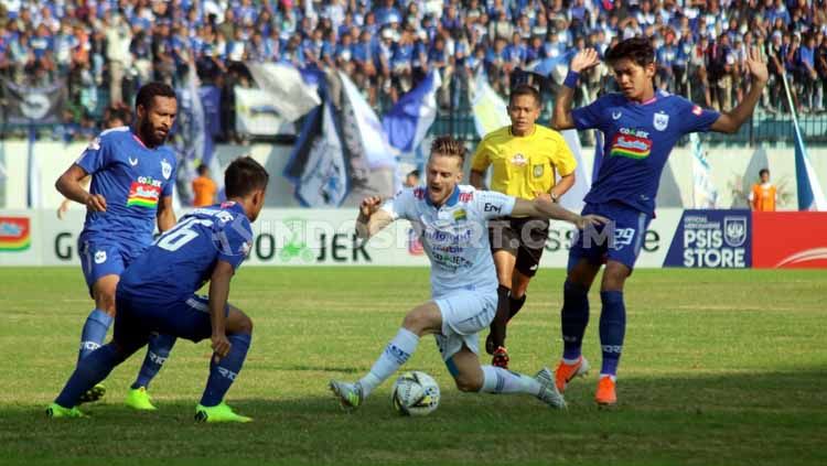 Laga PSIS Semarang vs Persib Bandung di Liga 1 musim 2019 lalu. Copyright: © Ronald Seger Prabowo/INDOSPORT