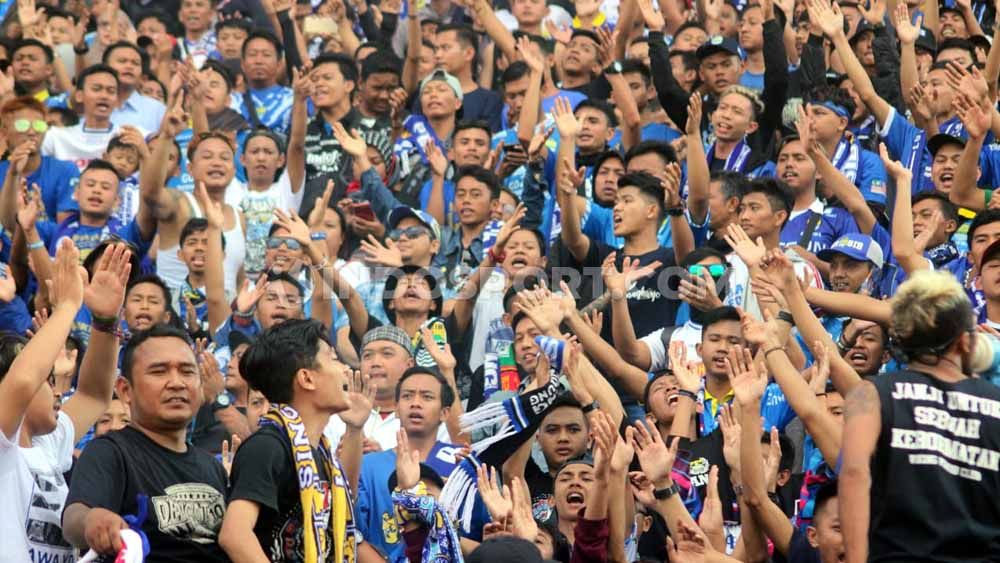 Persib Bandung diserbu ratusan suporter fanatiknya, Bobotoh, usai laga melawan Persipura Jayapura di Stadion Gelora Delta Sidoarjo Senin (23/9/19). Copyright: © Ronald Seger Prabowo/INDOSPORT