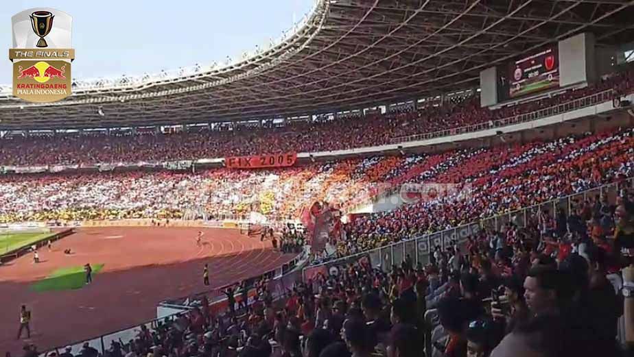 The Jakmania membuat koreografi, pada duel Persija Jakarta versus PMS Makasar di Stadion Utama Gelora Bung Karno (SUGBK), Senayan. Copyright: © Royhan Susilo Utomo/INDOSPORT