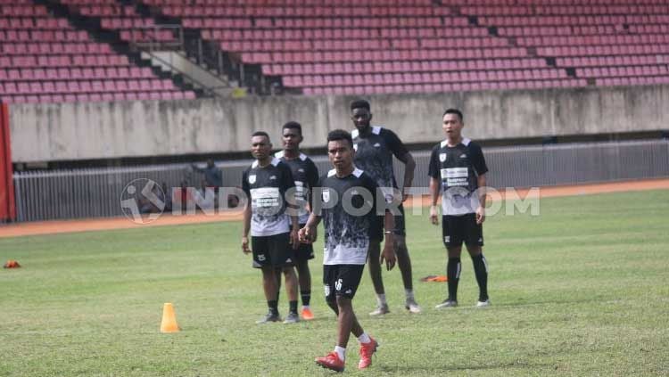 Pemain Muda Persipura Jayapura, Todd Rivaldo Ferre saat berlatih dengan timnya. Copyright: © Sudjarwo/INDOSPORT