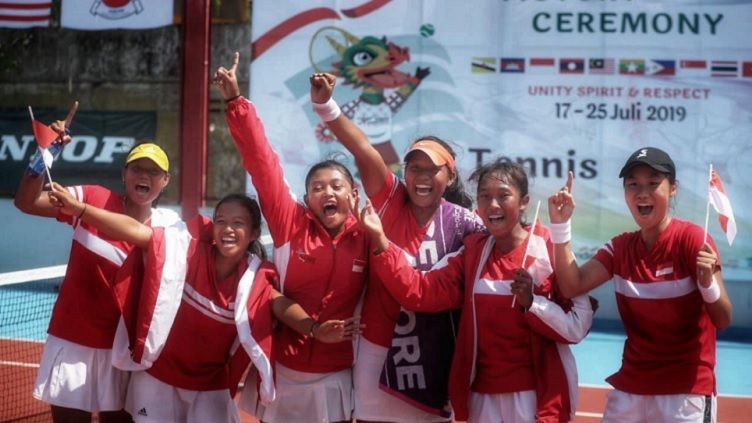 Tim tenis beregu putra dan putri Indonesia raih medali emas di ASEAn School Games, Minggu (21/07/19) Copyright: © Kemenpora.go.id
