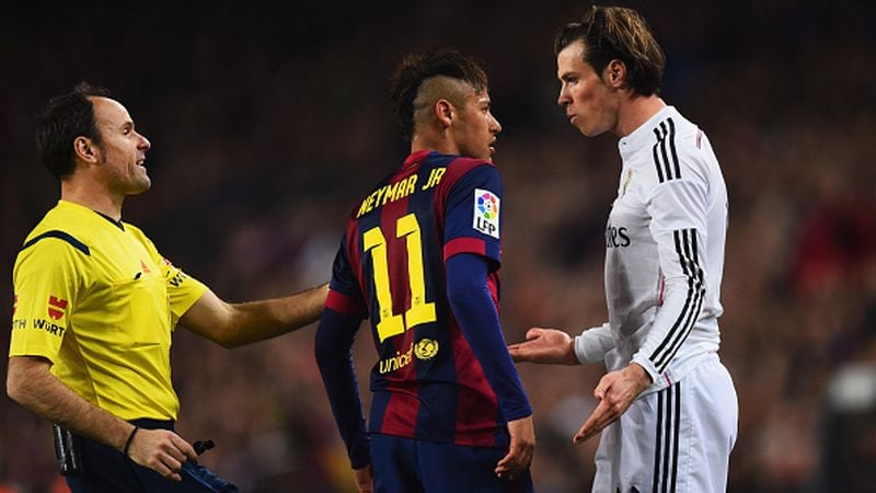 Gareth Bale (kanan) ketika berargumen dengan Neymar di El Clasico beberapa tahun silam Copyright: © Alex Caparros/Getty Images