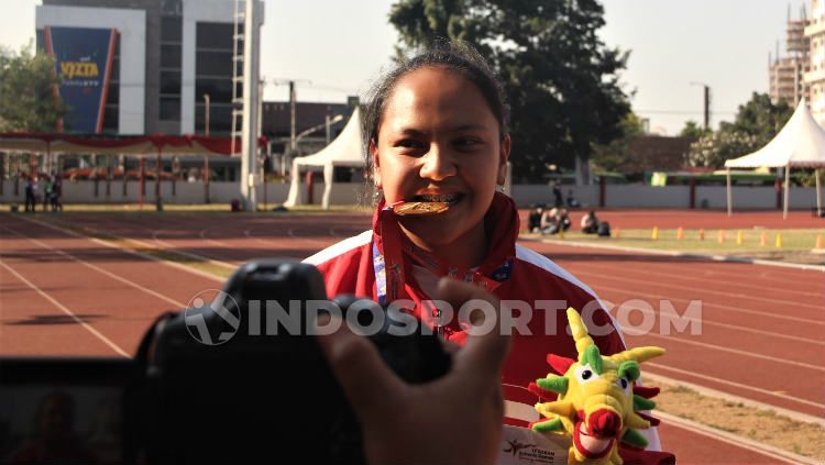 Atlet lempar martil Natasha Mahdalita saat menunjukkan medali emas yang didapatkannya di ASEAN School Games 2019. Foto: Alvin Syaptia Pratama/INDOSPORT Copyright: © Alvin Syaptia Pratama/INDOSPORT