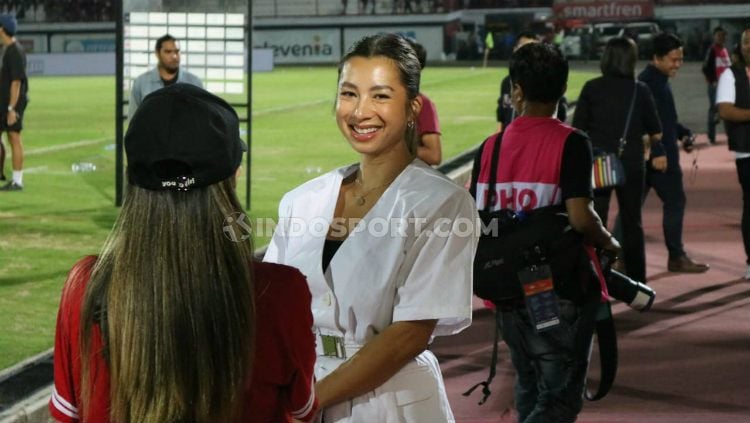 Jennifer Bachdim menggunakan gaun putih saat hadir menyaksikan Bali United di Stadion I Wayan Dipta, Bali. Copyright: © INDOSPORT/Nofik Lukman Hakim