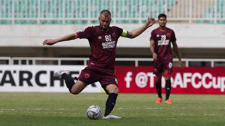 Gol Wiljan Pluim sata laga PSM Makassar vs Persib Bandung, disamakan dengan milik Matthew Le Tissier. Copyright: © Official PSM Makassar