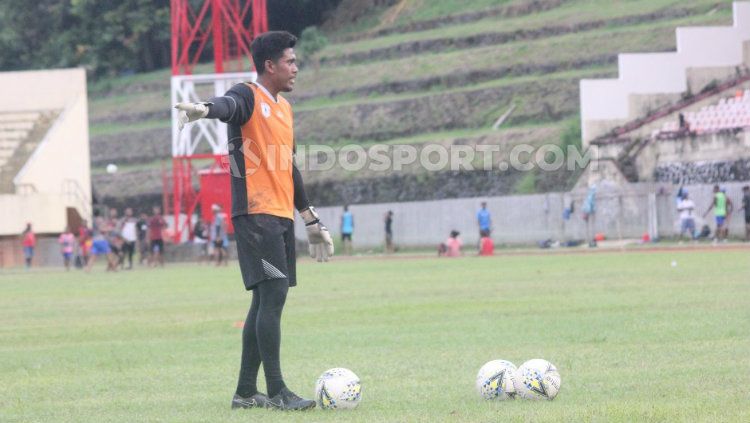 Kiper Persipura Jayapura, Dede Sulaiman, berlatih menjelang laga Liga 1 2020. Foto: Sudjarwo/INDOSPORT Copyright: © Sudjarwo/INDOSPORT
