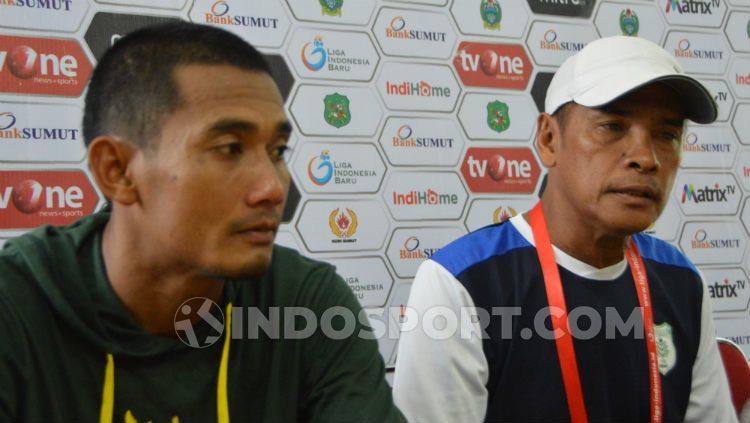 Pelatih PSMS Medan Abdul Rahman Gurning (kanan) didampingi pemainnya Legimin Raharjo (kiri), saat temu pers usai pertandingan PSMS vs Persita. (Aldi Aulia Anwar/INDOSPORT) Copyright: © Aldi Aulia Anwar/INDOSPORT