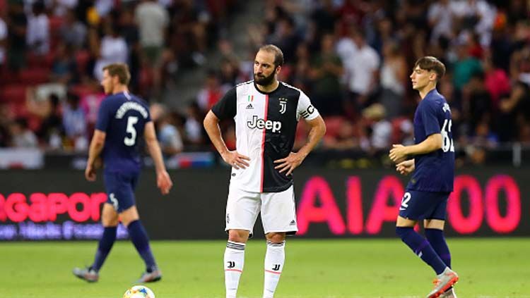 Striker Juventus, Gonzalo Higuain, menyebut satu saja rival terberat timnya dalam mengarungi Serie A Italia 2019/20. Copyright: © Pakawich Damrongkiattisak/Getty Images