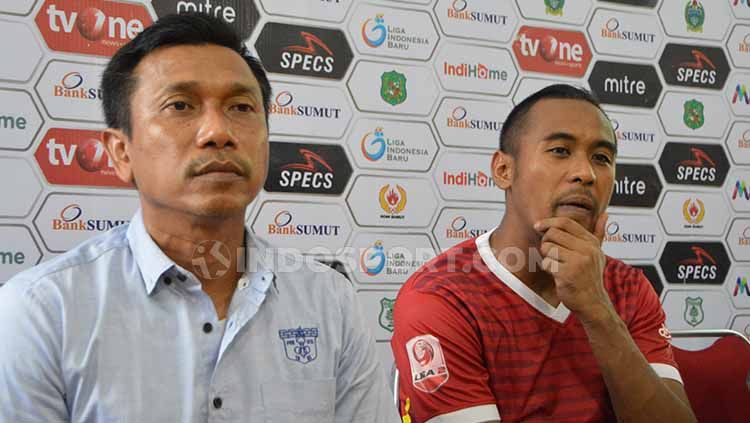 Pelatih Persita Tangerang, Widodo C. Putro (kiri), didampingi kiper Annas Fitranto (kanan) dalam temu pers usai pertandingan Liga 2 2019. Copyright: © Aldi Aulia Anwar/INDOSPORT